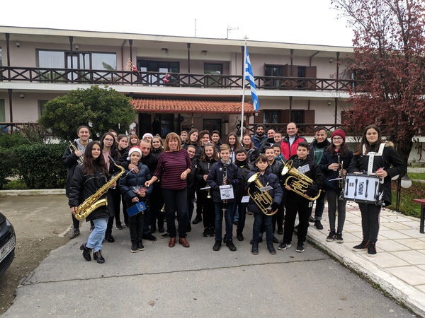 Η φιλαρμονική Νάουσας κοντά στην Μονάδα φροντίδας Ηλικιωμένων Ατόμων